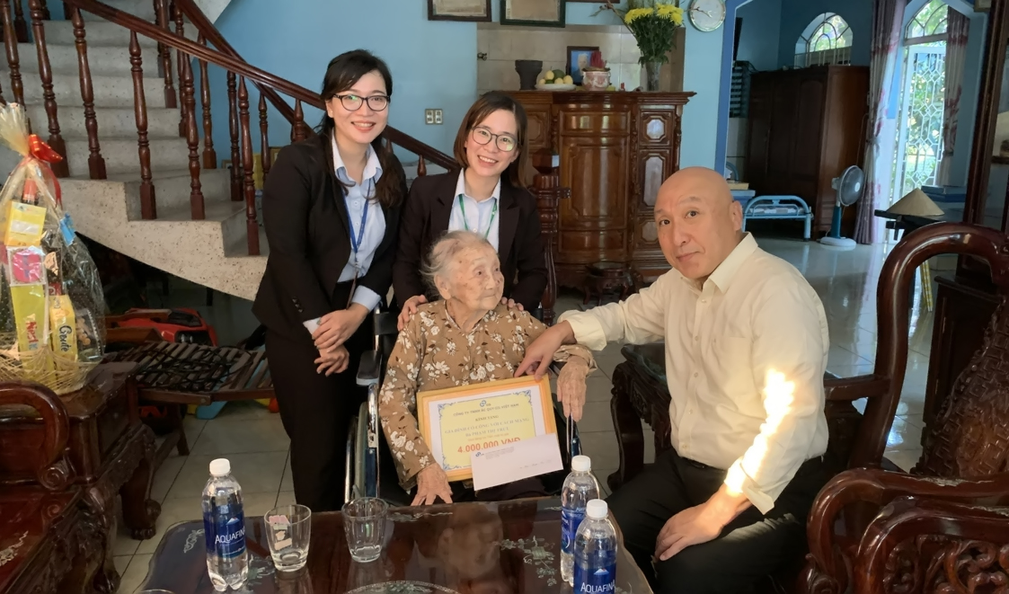 GS BATTERY VIETNAM VISITED AND GAVE THE GIFT TO VIETNAMESE HEROIC MOTHER ON THE ANNIVERSARY OF THE DAY OF WAR INVALIDS AND MARTYRS (JUL 27, 2020)