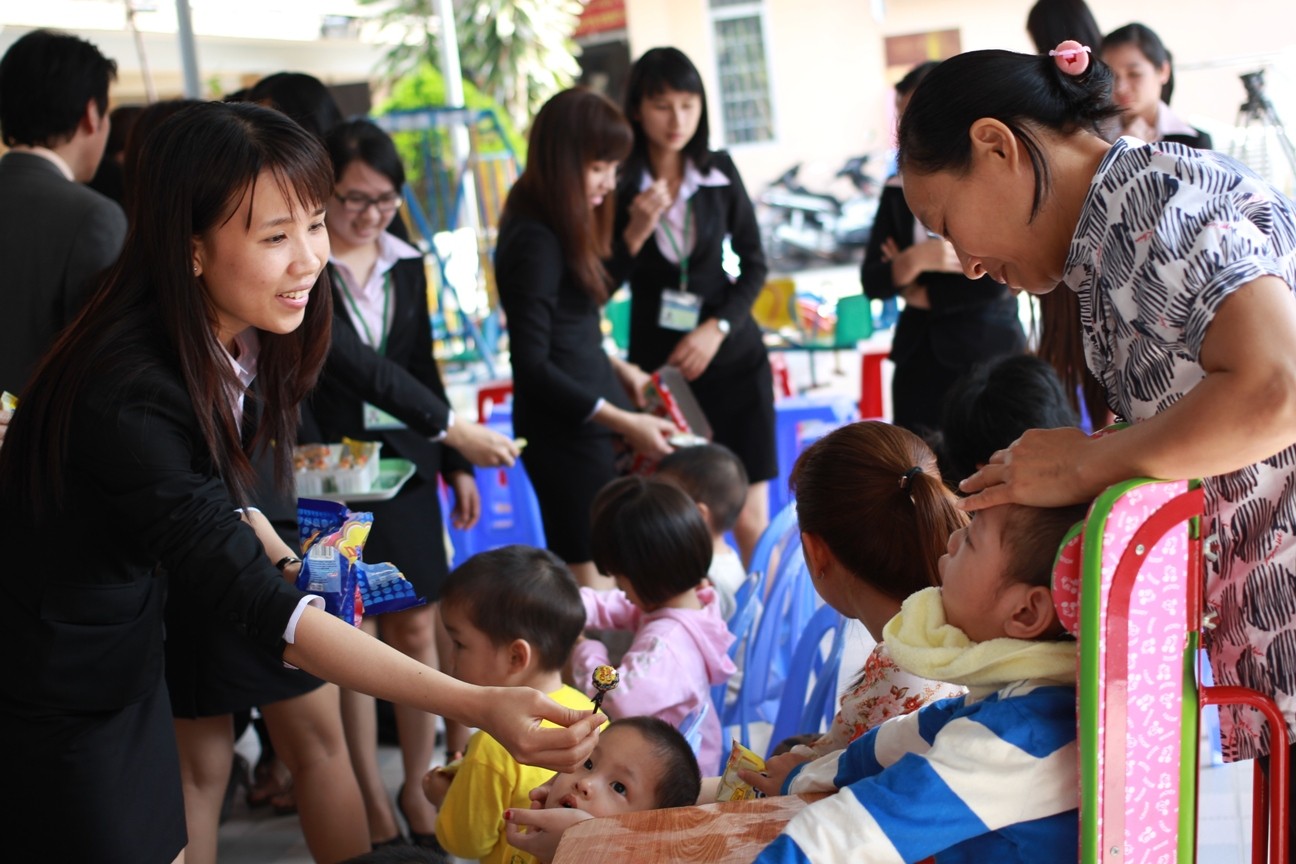 On 16/01/2014, GS Battery Vietnam Co.,Ltd had a trip to visit and send gifts to the children who are abandoned and the lonely elders at Social Protection Center, branch 1&2.