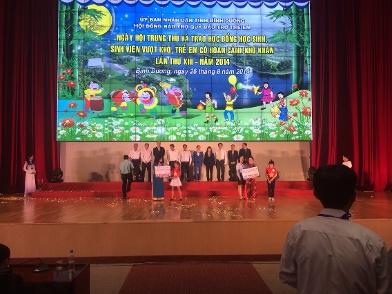 TRAO HỌC BỔNG CHO HỌC SINH NGHÈO HIẾU HỌC TỈNH BÌNH DƯƠNG