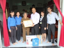 ẮC QUY GS THĂM VÀ TẶNG QUÀ CHO MẸ VIỆT NAM ANH HÙNG