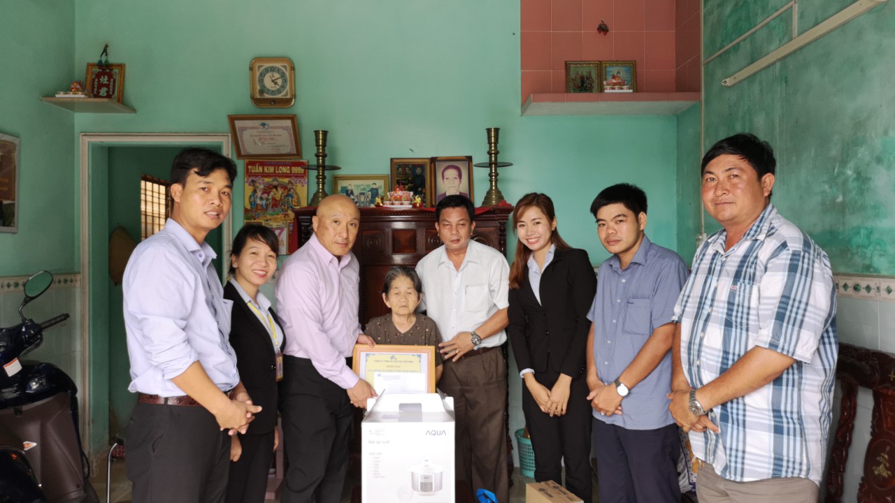 GS BATTERY VISIT AND GIVE GIFTS TO VIETNAMESE MOTHERS
