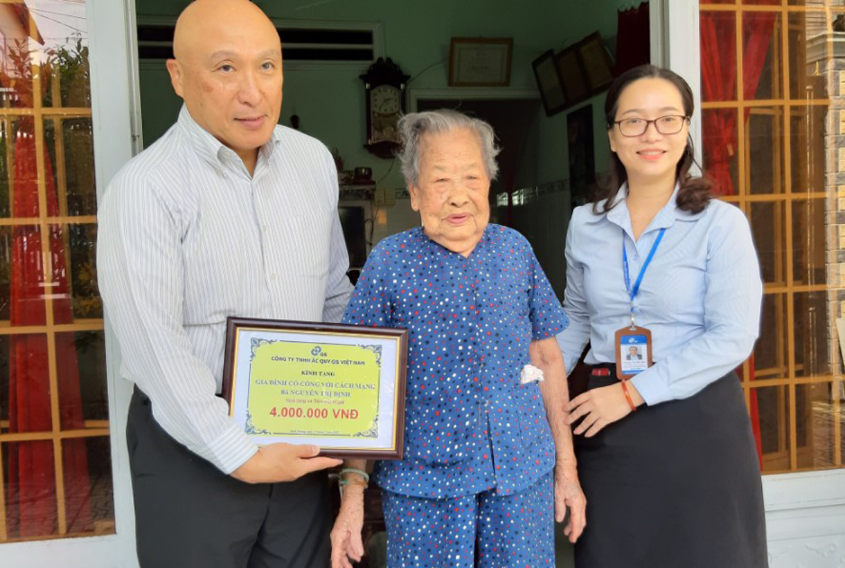 GS BATTERY VIETNAM VISITED AND GAVE THE GIFT TO VIETNAMESE HEROIC MOTHER ON THE ANNIVERSARY OF THE DAY OF WAR INVALIDS AND MARTYRS (JUL 27, 2019)