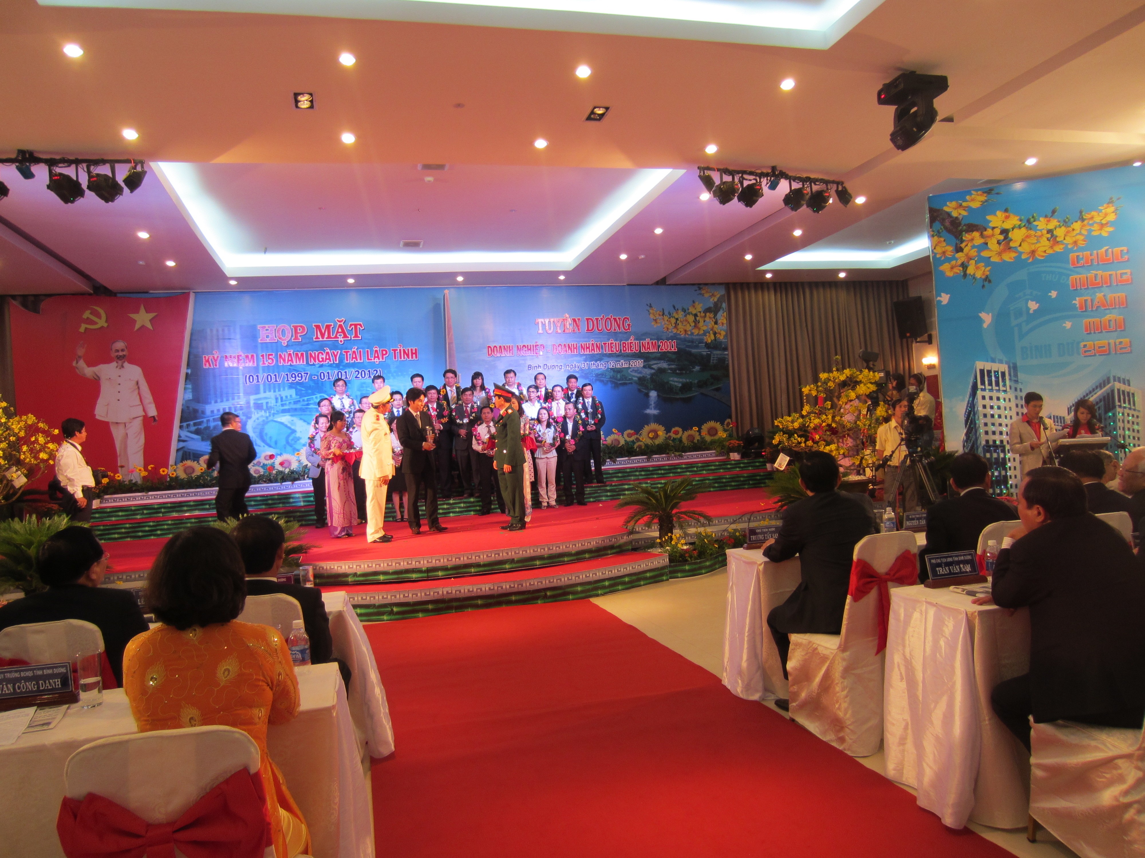 Công Ty Ắc Quy GS Việt Nam Được Ủy Ban Nhân Dân Tỉnh Bình Dương Trao Tặng Danh Hiệu: “Doanh nhân tiêu biểu xuất sắc tỉnh Bình Dương” Và “Doanh nghiệp tiêu biểu xuất sắc tỉnh Bình Dương”