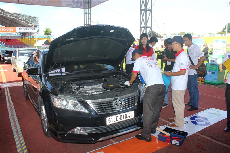 Kiễm tra & vệ sinh 2 đầu cực bình ắc quy