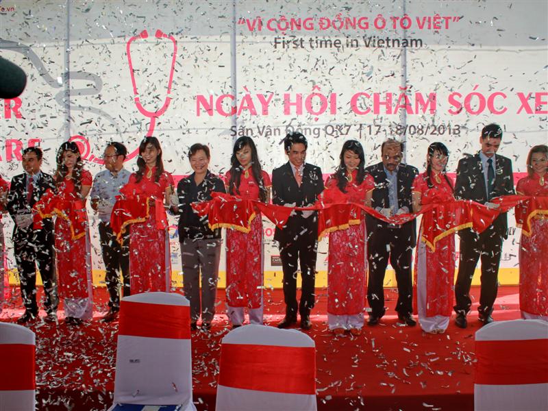 Cắt băng khai mạc chương trình