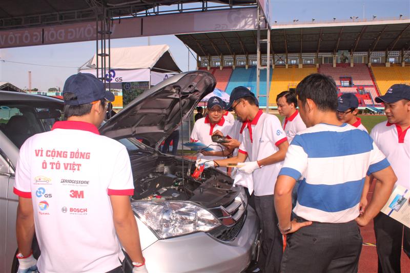 Công ty Ắc quy GS dùng máy đo điện áp bình ắc quy