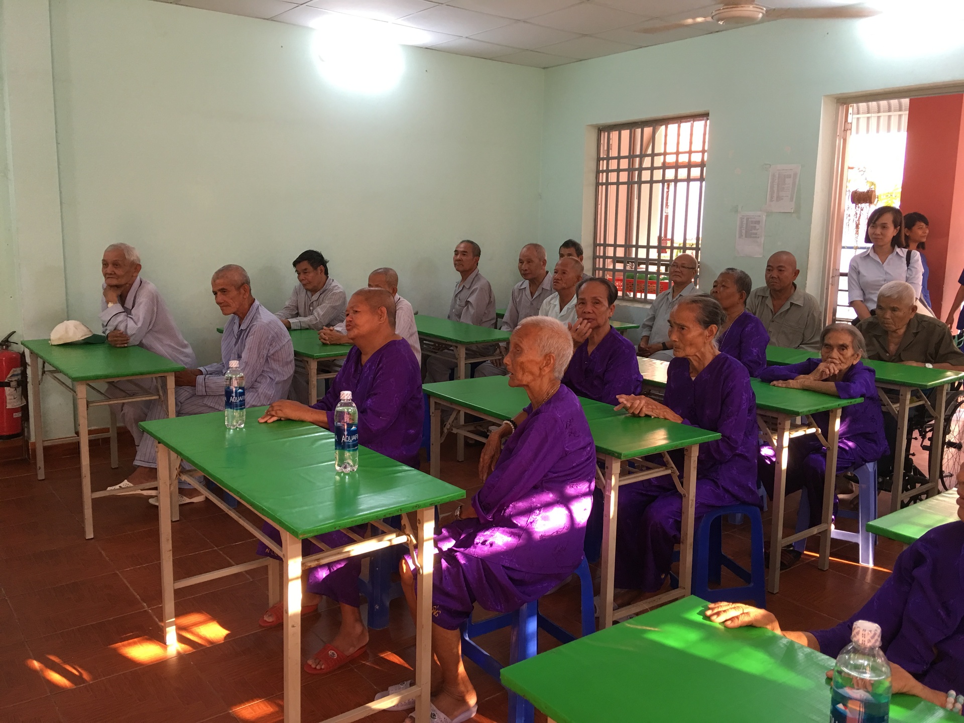 tham-va-tang-qua-cho-cu-gia-neo-don-1