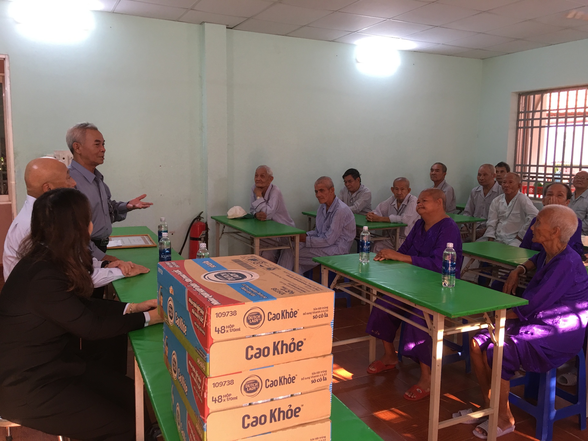 tham-va-tang-qua-cho-cu-gia-neo-don-2